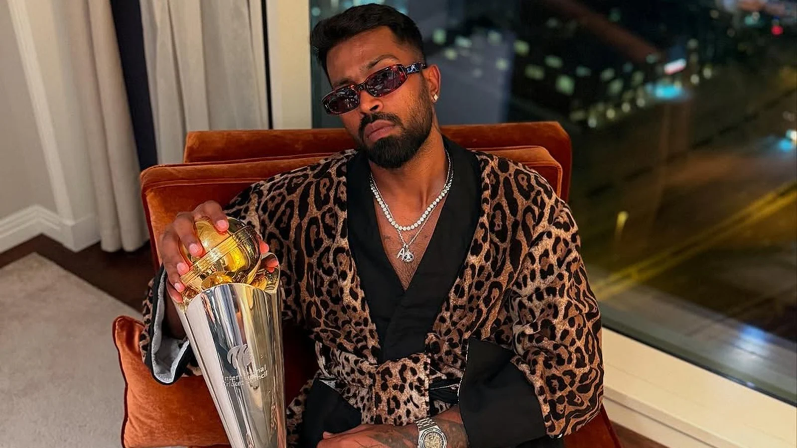 hardik-pandya-with-champions-trophy-final